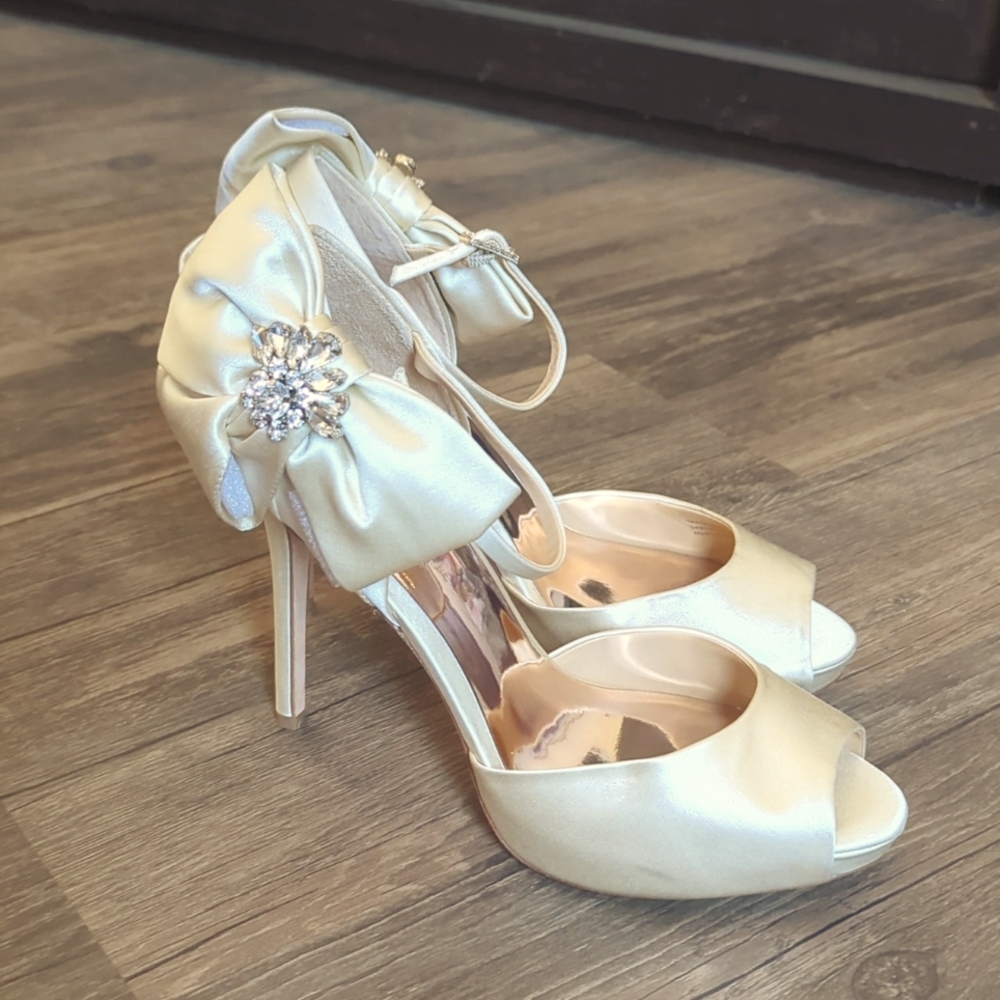 BADGLEY MISCHKA Women's Samra Embellished Satin Bow Platform Pumps 8.